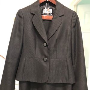 Le suite skirt suite